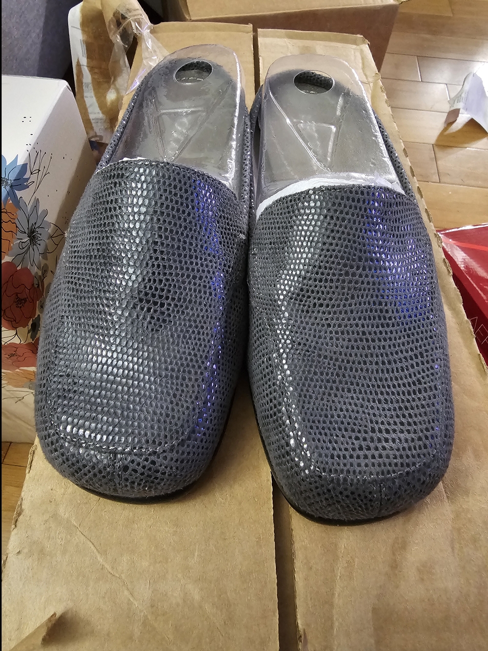 AEROSOLES Women's Gray Textured Slip-On Flats